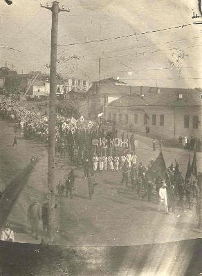 Демонстрация на ул. Ленина. 1 мая 1934 г. Из альбома Семибратова Владимира Константиновича.