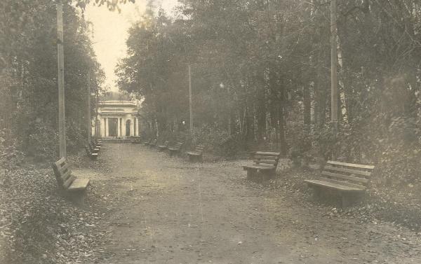 Центральная аллея сада им. Ст. Халтурина. Год: 1936. Автор: А.М. Иванов. Из альбома Колупаевой Валерии Николаевны