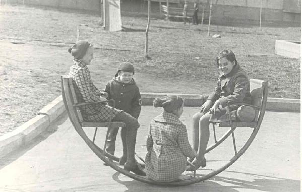 Дети на качелях двора на ул. Менделеева, 37. 1978 г. Автор Ермолин В.И. Из альбома Булдаковой Оксаны Васильевны