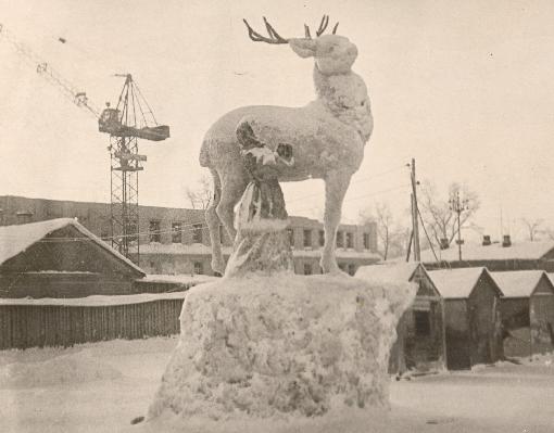 Снежная скульптура на Театральной площади. 1950- е гг. Из альбома Цепелевич Ольги Вениаминовны