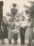 Куприянов В.А. и Каменская К.С. с друзьями в саду им. Ст. Халтурина около клумбы-вазы. г. Киров. 1950-е гг. Из альбома Охапкиной Ольги Владимировны