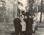 Выпускники 10а класса 16 школы г. Кирове после выпускного вечера в саду им. Ст. Халтурина у скульптуры оленя. 1955 г. Из альбома Цепелевич Ольги Вениаминовны