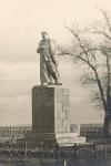 Памятник Сталину на набережной г. Кирова. Ок. 1935 г. Из альбома Семибратова Владимира Константиновича.