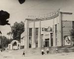 Кинотеатр «Октябрь» Ок. 1965 г. Автор: Л.И. Белобородов. Из альбома Белобородовой Александры Петровны