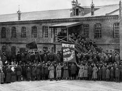 Участники митинга рабочих Долгушинских заводов. Долгушинский район г. Вятки. 06 марта 1917 г. Ф. Р-6966, оп. 2, ед. хр. 64, л. 1